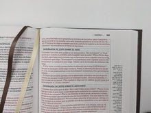 Cargar imagen en el visor de la galería, Biblia NBLA una Columna con Referencias Letra Grande Tapa Dura Tela Gris Letra Roja
