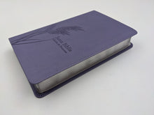 Cargar imagen en el visor de la galería, Biblia RVR 1960 de Promesas Tamaño Manual Edicion lavanda Imitación Piel
