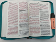 Cargar imagen en el visor de la galería, Biblia NVI Letra Grande Aguamarina con Cierre
