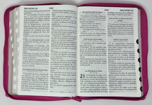 Cargar imagen en el visor de la galería, Biblia RVR 1960 Letra Súper Gigante Tricolor Fucsia Palo Rosa Fucsia con Cierre con Índice
