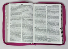 Cargar imagen en el visor de la galería, Biblia RVR 1960 Letra Súper Gigante Tricolor Fucsia Palo Rosa Fucsia con Cierre con Índice
