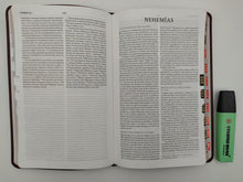 Cargar imagen en el visor de la galería, Biblia RVR 1960 Ultrafina Marrón Piel Fabricada con Índice
