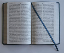 Cargar imagen en el visor de la galería, Biblia RVR 1960 Letra Grande Tamaño Manual Nombres de Dios Símil Piel Azul
