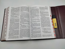 Cargar imagen en el visor de la galería, Biblia NVI Letra Súper Gigante Marrón con Solapa y Iman con Cierre con Índice
