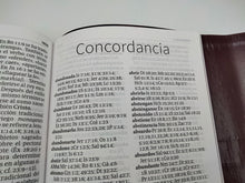 Cargar imagen en el visor de la galería, Biblia NVI Letra Súper Gigante Marrón con Solapa y Iman con Cierre con Índice
