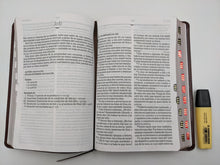 Cargar imagen en el visor de la galería, Biblia RVR 1960 Letra Gigante Piel Marrón con Índice
