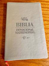 Cargar imagen en el visor de la galería, Biblia NBV Devocional Matrimonial Símil Piel
