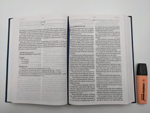 Cargar imagen en el visor de la galería, Biblia RVR 1960 Letra Gigante Bordado Sobre Tela con Índice
