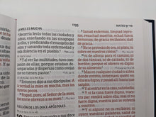 Cargar imagen en el visor de la galería, Biblia RVR 1960 Letra Gigante Bordado Sobre Tela con Índice
