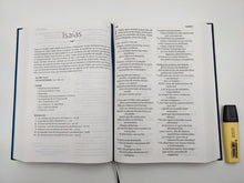 Cargar imagen en el visor de la galería, Biblia NVI Letra Súper Gigante Bordado Sobre Tela
