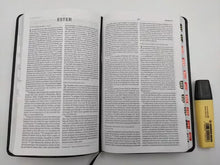 Cargar imagen en el visor de la galería, Biblia RVR 1960 Ultrafina Negro Piel Fabricada con Índice
