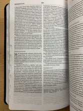 Cargar imagen en el visor de la galería, Biblia RVR 1960 Ultrafina Negro Piel Fabricada con Índice
