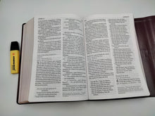 Cargar imagen en el visor de la galería, Biblia NVI Letra Súper Gigante Marrón con Solapa y Iman con Cierre
