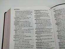 Cargar imagen en el visor de la galería, Biblia NVI Letra Súper Gigante Marrón con Solapa y Iman con Cierre
