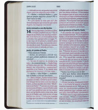 Cargar imagen en el visor de la galería, Biblia NVI Letra Gigante Piel Marrón
