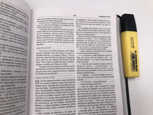 Cargar imagen en el visor de la galería, Biblia NVI Ultrafina Negro Piel Fabricada
