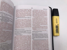 Cargar imagen en el visor de la galería, Biblia NVI Ultrafina Negro Piel Fabricada
