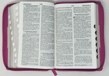 Cargar imagen en el visor de la galería, Biblia RVR 1960 Letra Grande Tamaño Manual Tricolor Fucsia Palo Rosa Fucsia con Cierre con Índice
