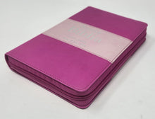 Cargar imagen en el visor de la galería, Biblia RVR 1960 Letra Grande Tamaño Manual Tricolor Fucsia Palo Rosa Fucsia con Cierre con Índice
