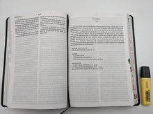 Cargar imagen en el visor de la galería, Biblia RVR 1960 Letra Súper Gigante Negro Piel Fabricada con Índice
