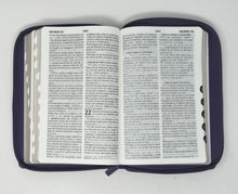 Cargar imagen en el visor de la galería, Biblia RVR 1960 Letra Grande Tamaño Manual Lila con Cierre con Índice
