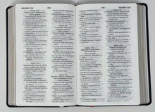 Cargar imagen en el visor de la galería, Biblia RVR 1960 Letra Grande Tamaño Manual Negro Vinilo
