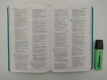 Cargar imagen en el visor de la galería, Biblia RVR 1960 Letra Gigante Símil Piel Aqua
