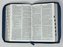 Cargar imagen en el visor de la galería, Biblia RVR 1960 Letra Grande Tamaño Manual Azúl Acero con Cierre con Índice
