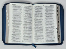 Cargar imagen en el visor de la galería, Biblia RVR 1960 Letra Grande Tamaño Manual Azúl Acero con Cierre con Índice
