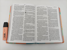 Cargar imagen en el visor de la galería, Biblia RVR 1960 Letra Gigante Floral Símil Piel
