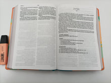 Cargar imagen en el visor de la galería, Biblia RVR 1960 Letra Gigante Floral Símil Piel
