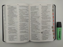 Cargar imagen en el visor de la galería, Biblia RVR 1960 Letra Grande Tamaño Manual Piel Fabricada Negro con Índice
