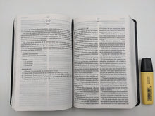 Cargar imagen en el visor de la galería, Biblia RVR 1960 Letra Grande Tamaño Manual Piel Fabricada Negro
