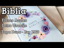 Cargar y reproducir el video en el visor de la galería, Biblia RVR 1960 Letra Grande Tamaño Manual Flores Azules Tapa Dura
